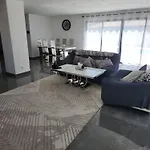 Avec Piscine Jacuzzi Et Sauna Вилла