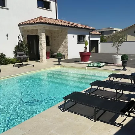 Avec Piscine Jacuzzi Et Sauna Villa *