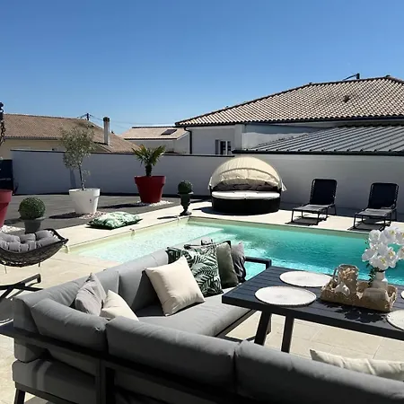 Avec Piscine Jacuzzi Et Sauna *