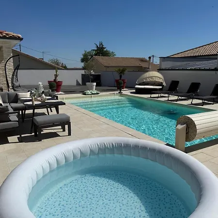 Avec Piscine Jacuzzi Et Sauna Villa