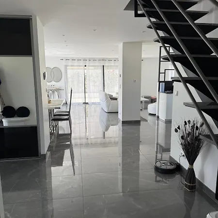 Avec Piscine Jacuzzi Et Sauna *
