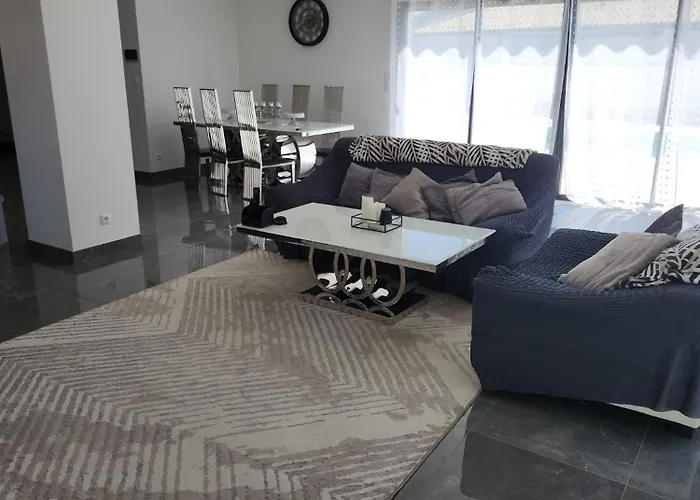 Avec Piscine Jacuzzi Et Sauna Villa